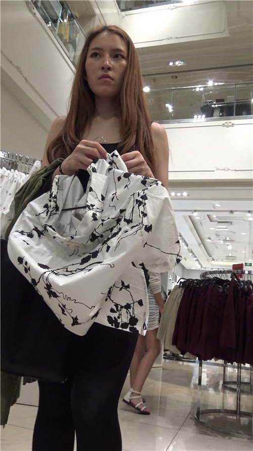 商场试衣的黑色紧身裤美女[2.61G/MP4]