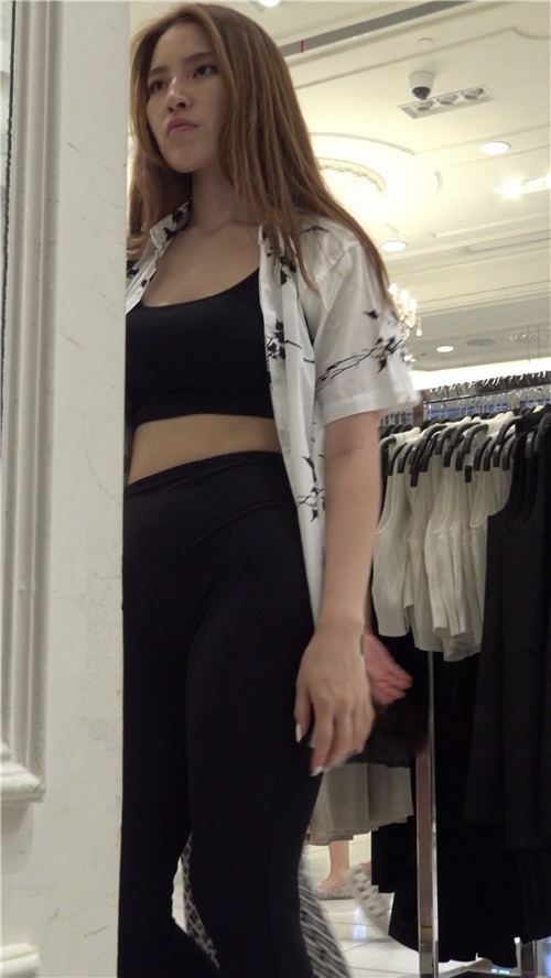 商场试衣的黑色紧身裤美女[2.61G/MP4]