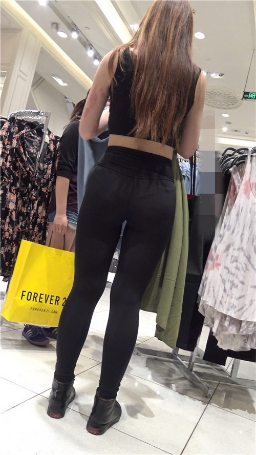 商场试衣的黑色紧身裤美女[2.61G/MP4]