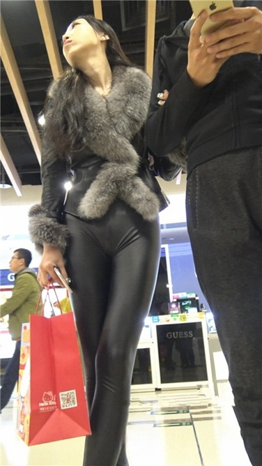 4K超清画质！商场性感紧身皮裤高挑美女第二季[3GB/MP4]