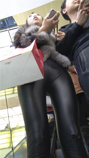 4K超清画质！商场性感紧身皮裤高挑美女第二季[3GB/MP4]