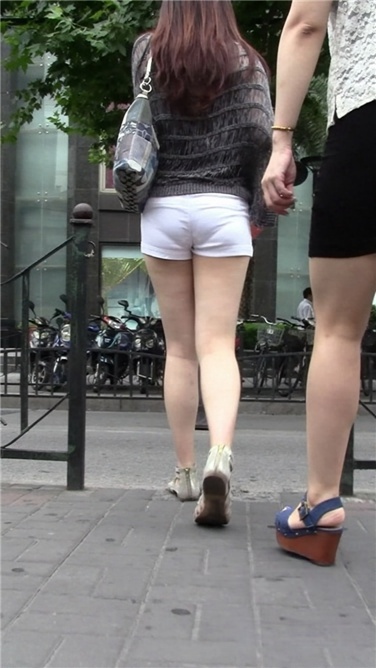 白色紧身热裤长发小妹[MTS/1GB]