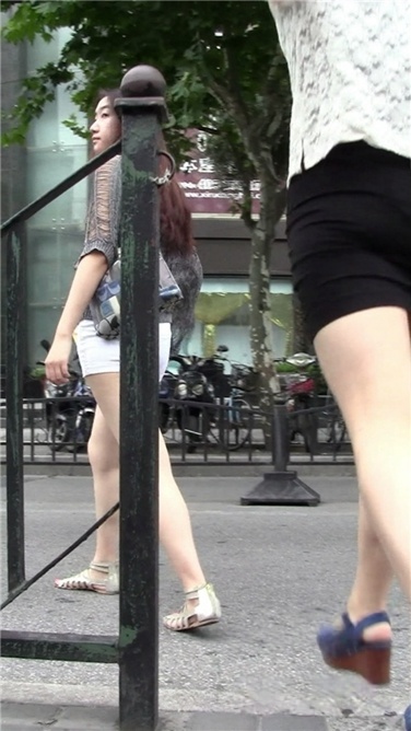 白色紧身热裤长发小妹[MTS/1GB]