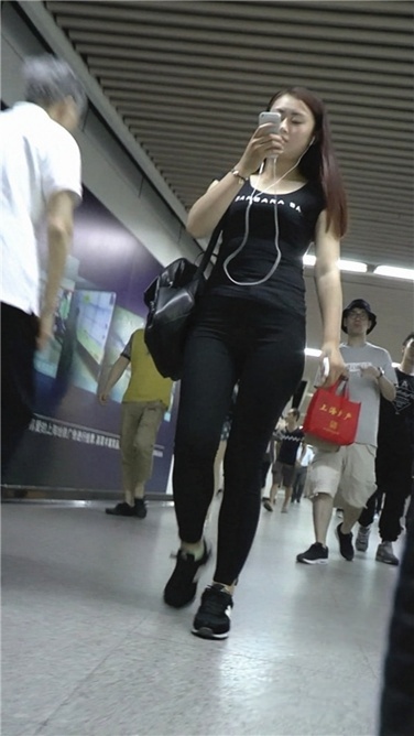 黑裤Ｔ恤跑鞋一食店员地铁出来[MTS/1GB]