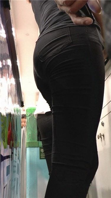 黑裤Ｔ恤跑鞋一食店员地铁出来[MTS/1GB]