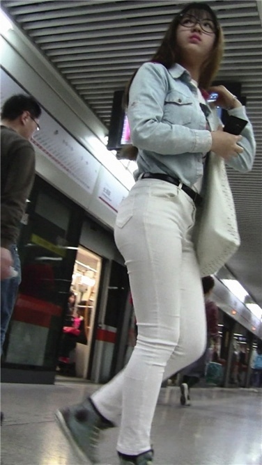 刚出地铁站的白裤紧臀美眉[MTS436M]