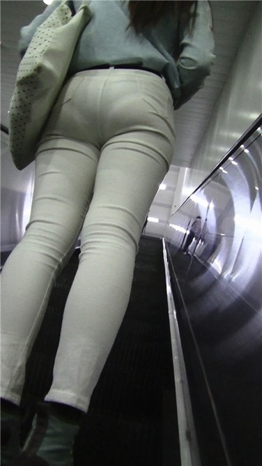 刚出地铁站的白裤紧臀美眉[MTS436M]