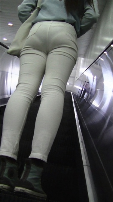 刚出地铁站的白裤紧臀美眉[MTS436M]