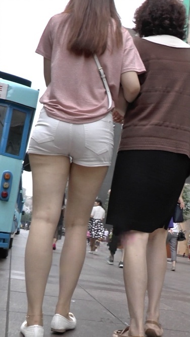 牵着妈妈的手的大闺女[M2TS/365MB]