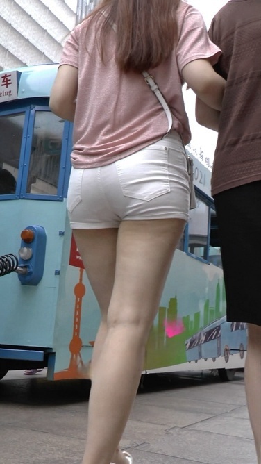 牵着妈妈的手的大闺女[M2TS/365MB]