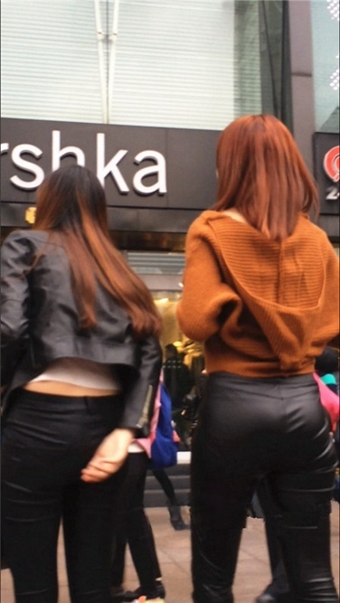 南京路两个黑色皮裤翘臀美女 [MP4/2GB]