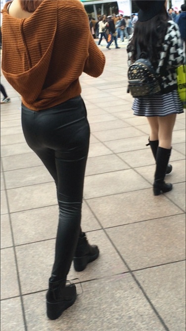 南京路两个黑色皮裤翘臀美女 [MP4/2GB]