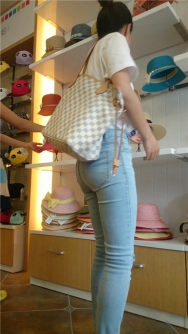 [4K超清画质]买帽子的极品蓝牛美女[MP4/279MB]