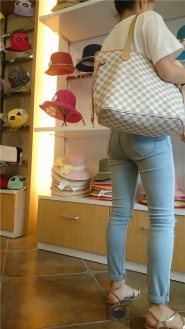 [4K超清画质]买帽子的极品蓝牛美女[MP4/279MB]