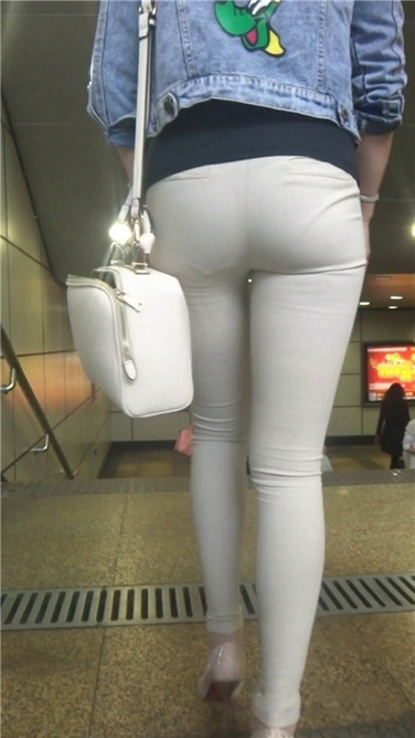 超紧浅黄牛仔米奇眼镜妹[MP4/699MB]