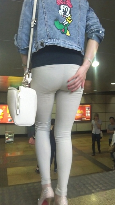 超紧浅黄牛仔米奇眼镜妹[MP4/699MB]