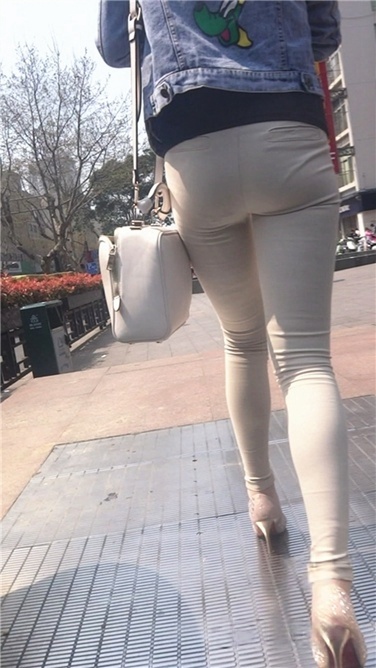 超紧浅黄牛仔米奇眼镜妹[MP4/699MB]