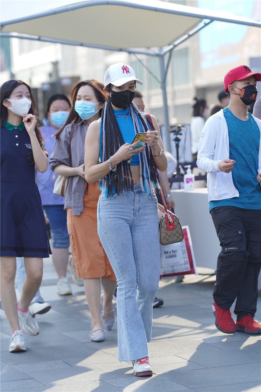 时尚的紧牛喇叭裤美眉3A8256[761M]