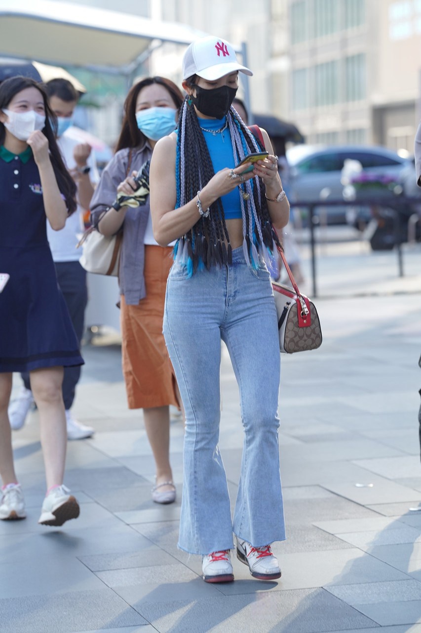 时尚的紧牛喇叭裤美眉3A8256[761M]