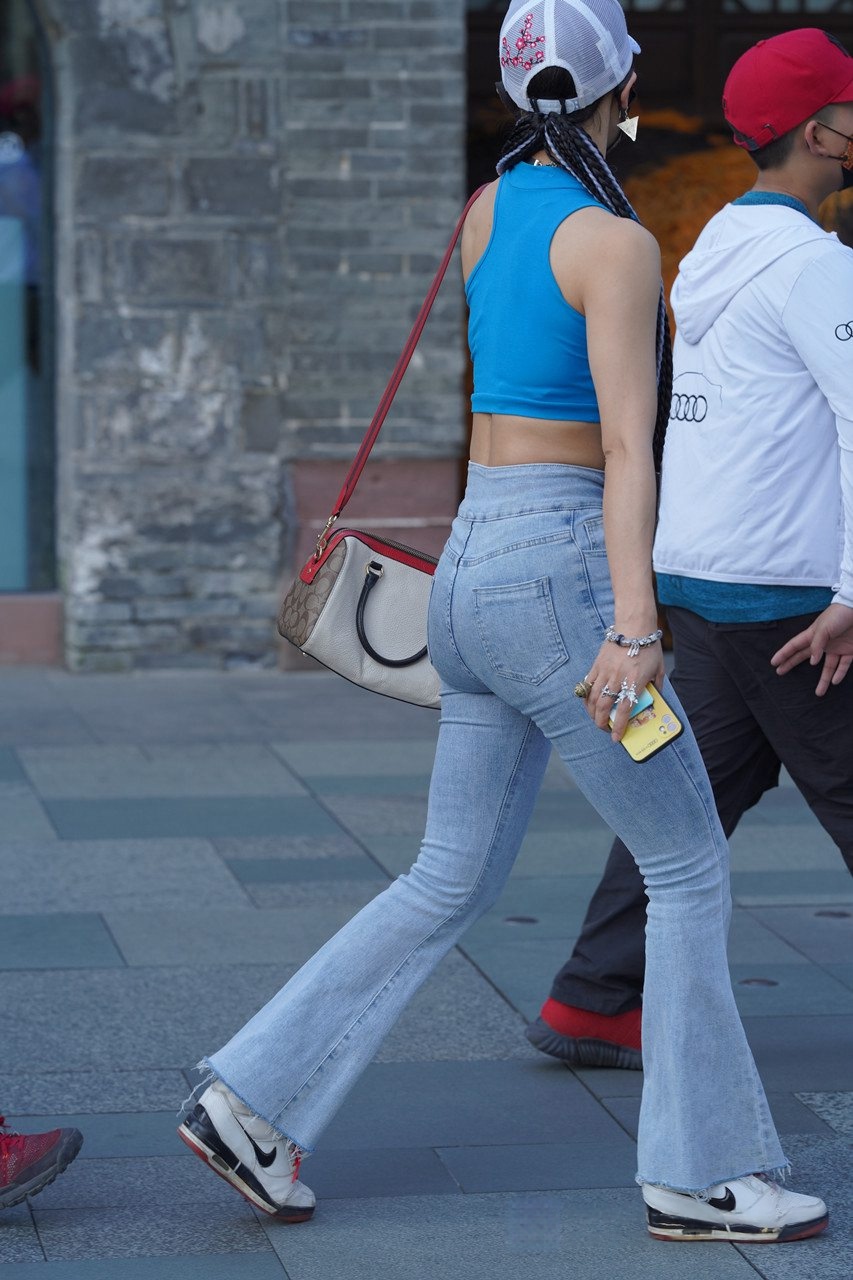 时尚的紧牛喇叭裤美眉3A8256[761M]