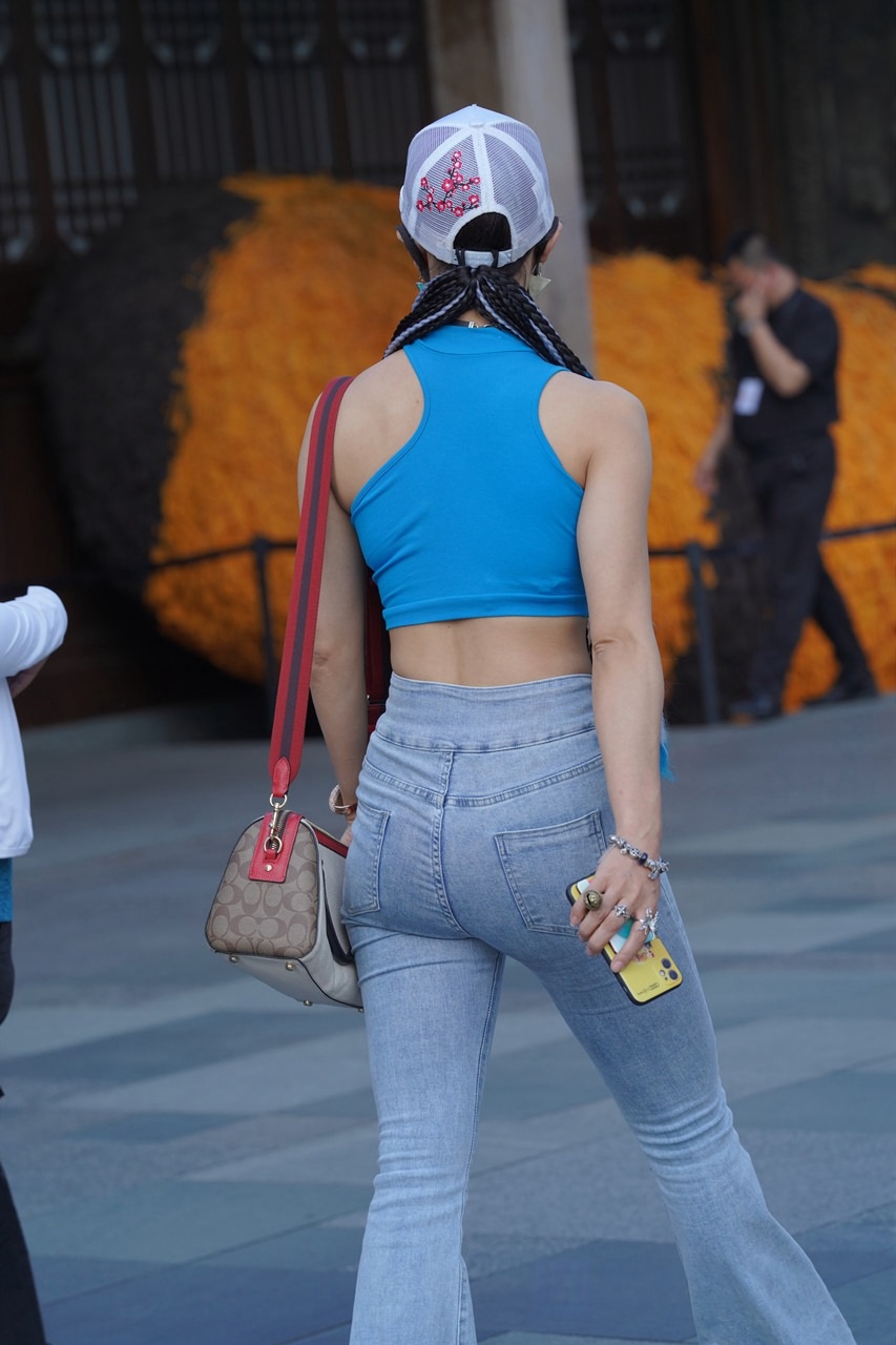 时尚的紧牛喇叭裤美眉3A8256[761M]