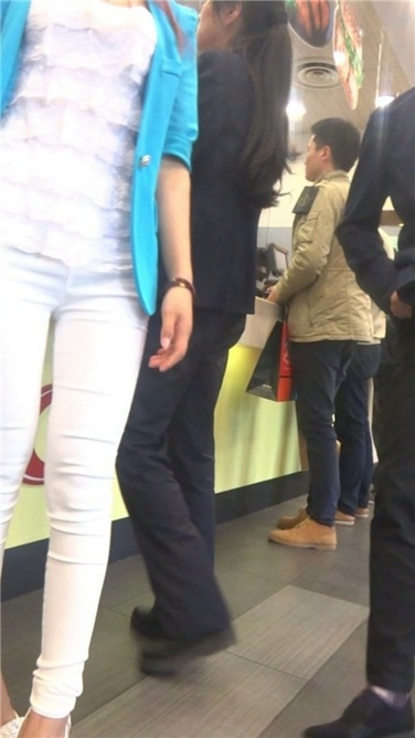 [雷神] 肯德基店里白裤美眉[MP4/1.2GB]