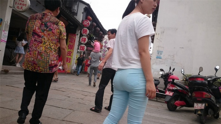 [雷神] [4K超清画质]紧身蓝牛轻熟女,很有味道~[MP4/450MB]