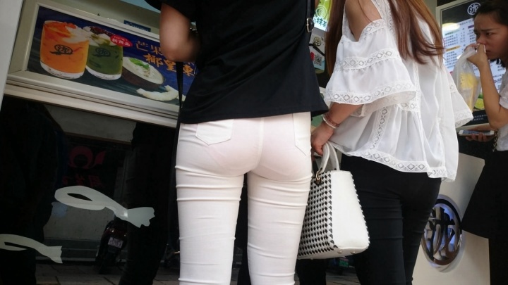 [4K超清画质]紧身红内白裤,最新原创作品 [MP4/744MB]