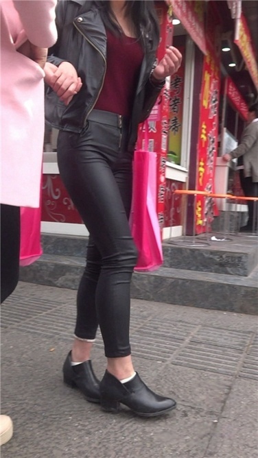 [4K超清画质]面色红润的紧身皮裤少妇，一定很旺盛！