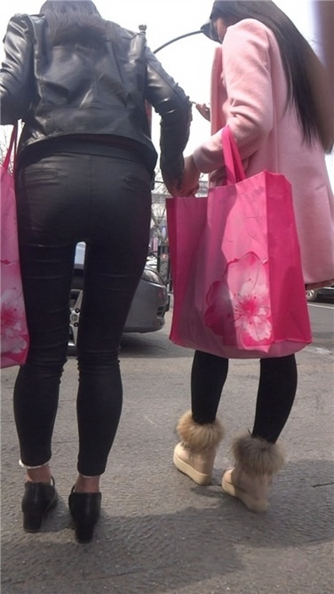 [4K超清画质]面色红润的紧身皮裤少妇，一定很旺盛！