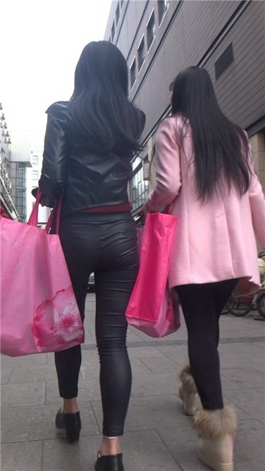 [4K超清画质]面色红润的紧身皮裤少妇，一定很旺盛！