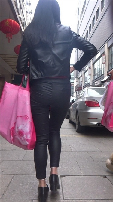 [4K超清画质]面色红润的紧身皮裤少妇，一定很旺盛！