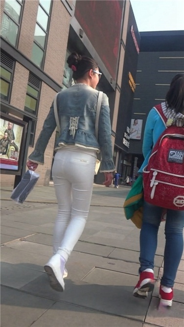 [雷神] 紧身白裤美眉[MP4/1.1GB]