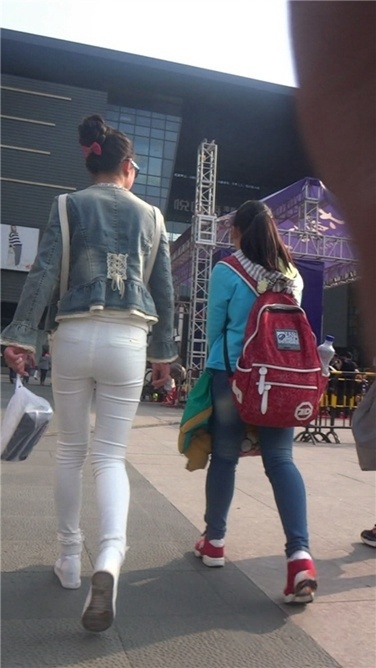 [雷神] 紧身白裤美眉[MP4/1.1GB]