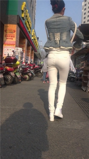 [雷神] 紧身白裤美眉[MP4/1.1GB]