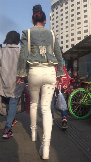 [雷神] 紧身白裤美眉[MP4/1.1GB]