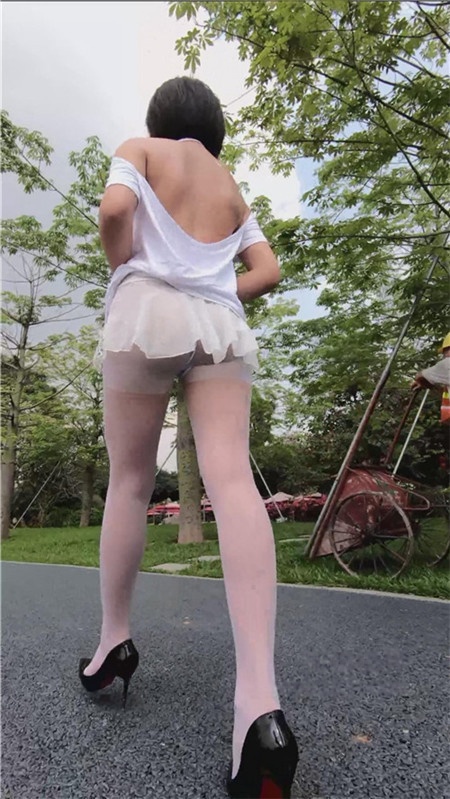 短发美眉 【套图+视频】