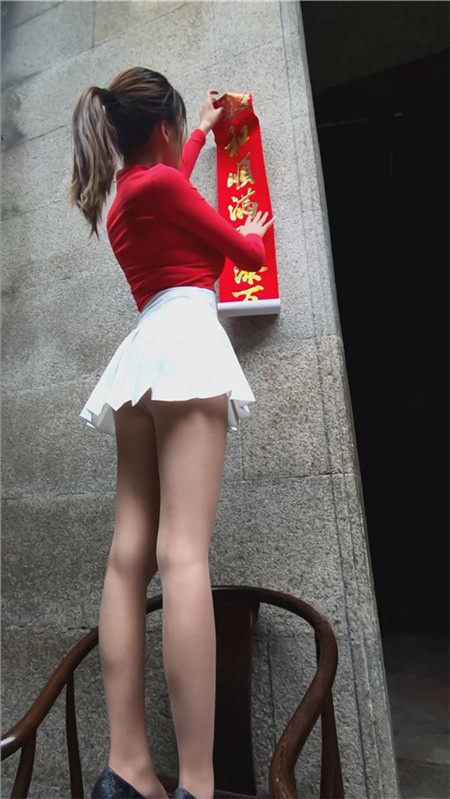红衣短裙高跟美女 【套图+视频】