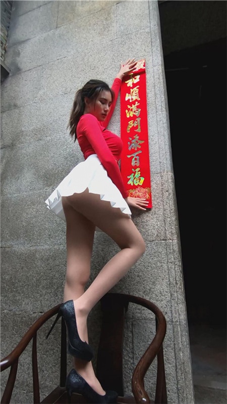 红衣短裙高跟美女 【套图+视频】