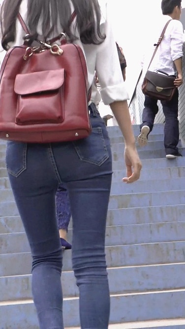 上楼梯的紧牛少女、蛇腰MM，极品[47.6M/MP4]