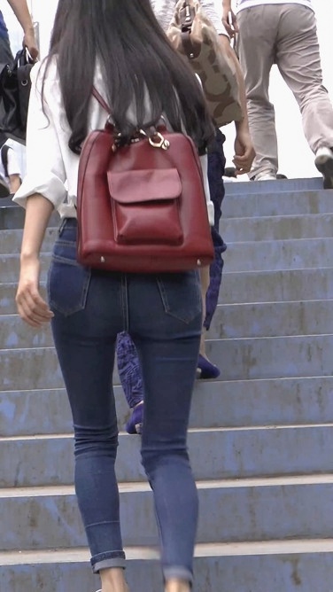 上楼梯的紧牛少女、蛇腰MM，极品[47.6M/MP4]