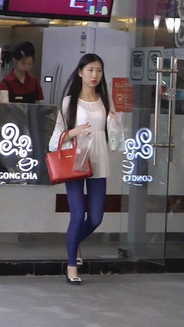 上楼梯的紧牛少女、蛇腰MM，极品[47.6M/MP4]