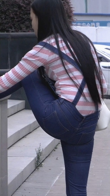 街拍翘臀背带牛仔裤少女[54.3M/MP4]