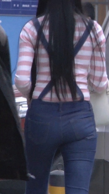 街拍翘臀背带牛仔裤少女[54.3M/MP4]