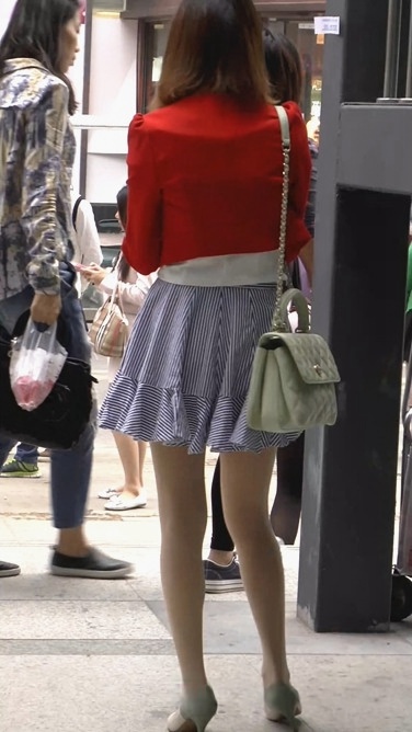 街拍翘臀背带牛仔裤少女[54.3M/MP4]