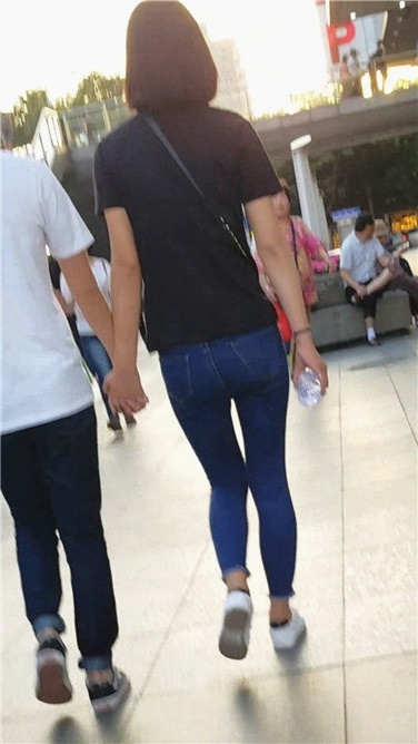 深蓝紧牛结实妹子，亲热拉男朋友的手[63M/MP4]