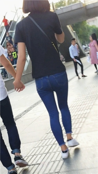 深蓝紧牛结实妹子，亲热拉男朋友的手[63M/MP4]