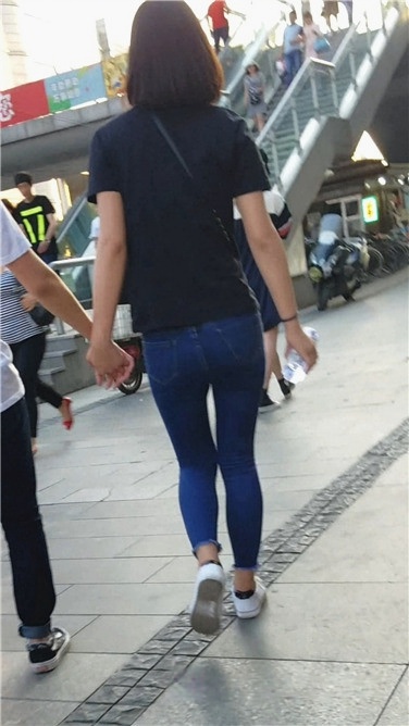 深蓝紧牛结实妹子，亲热拉男朋友的手[63M/MP4]