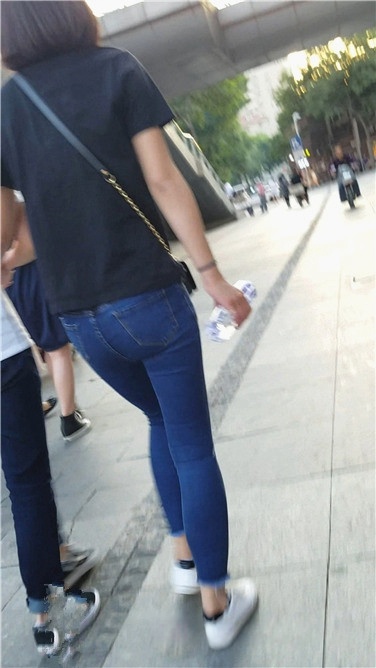 深蓝紧牛结实妹子，亲热拉男朋友的手[63M/MP4]