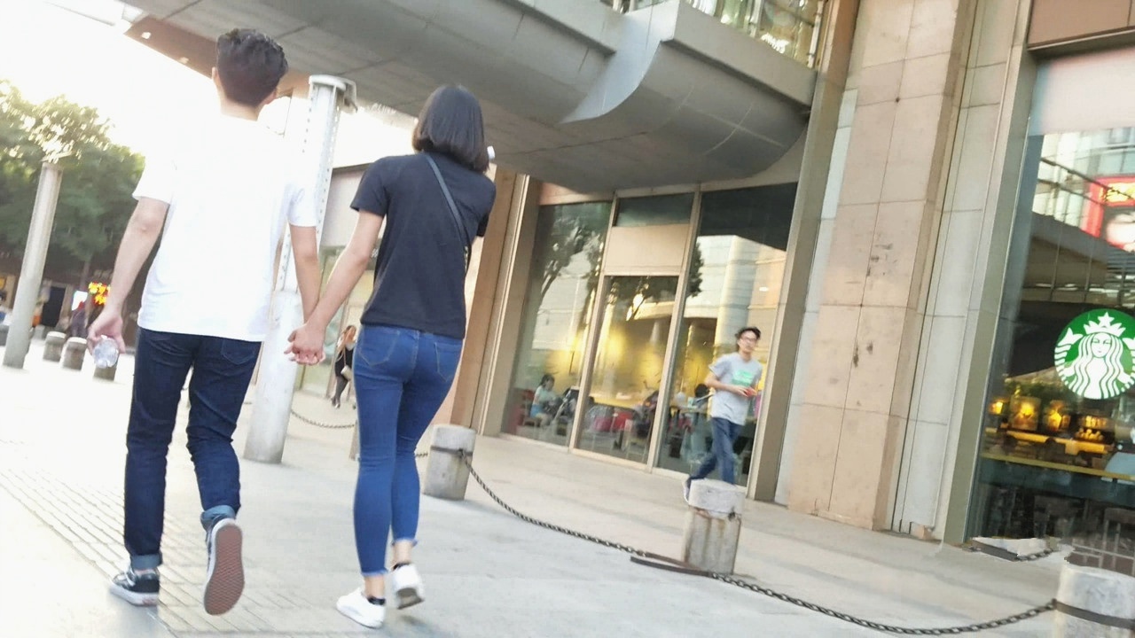 深蓝紧牛结实妹子，亲热拉男朋友的手[63M/MP4]